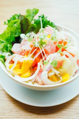 Sebze salata ile ham ve taze orkinos