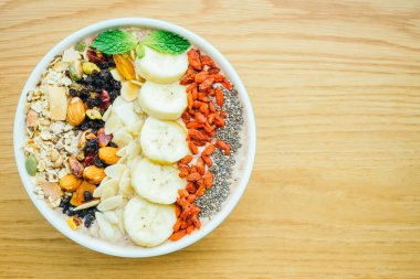 Müsli ve granola karışık meyve