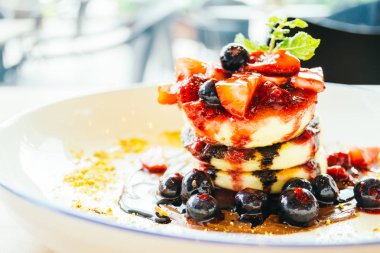 Karışık berry meyve beyaz plaka ile Pancakes