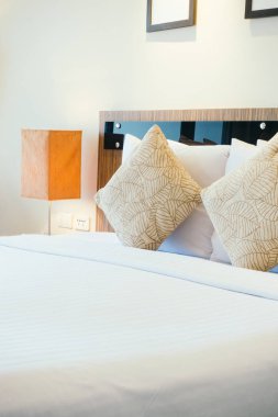 Yatakta rahat yastıklar 