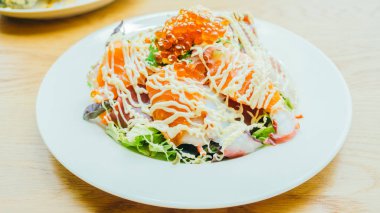 Deniz ürünleri sashimi salata