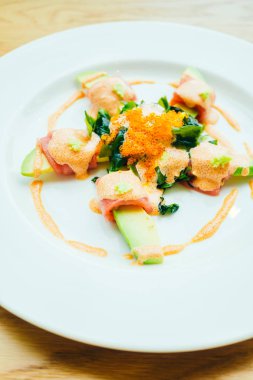 Ton balığı rulo Avokado salatası ile