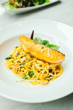 Spagetti ve somon fileto etli makarna