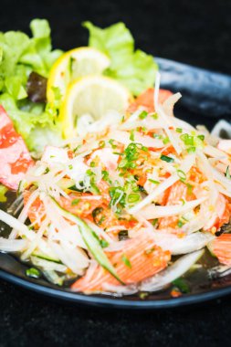 Baharatlı Yengeç sopa salatası