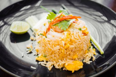 Kızarmış pilav üstüne karides ile
