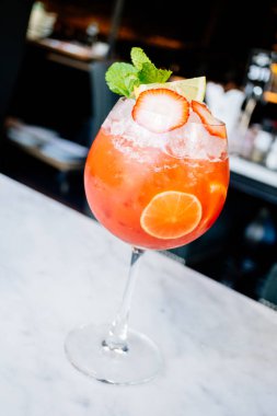 Çilek tutku meyve kokteyl cam içme