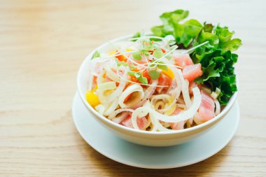 Sebze salata ile ham ve taze orkinos