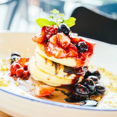 Karışık berry meyve beyaz plaka ile Pancakes