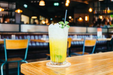 Buzlu suyu cam içmek kokteyl