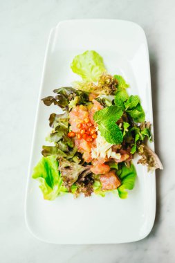 Çiğ et salatalı baharatlı sos ile