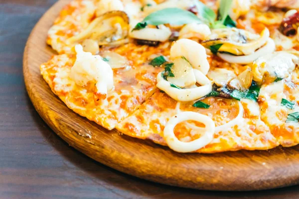 Baharatlı deniz ürünleri pizza — Stok fotoğraf