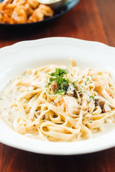 fettucine beyaz krema soslu karides ve mantar