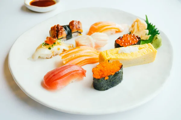 Zestaw w biały talerz sushi nigiri RAW i świeże — Zdjęcie stockowe