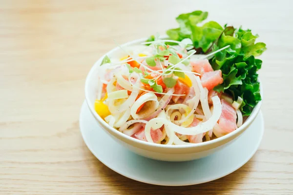 Sebze salata ile ham ve taze orkinos