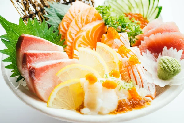Ham ve taze karışık sashimi somon, ton balığı, hamaji ve diğer