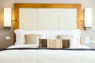 Yatakta rahat yastıklar 