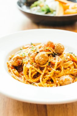 Beyaz tabak spagetti köfte