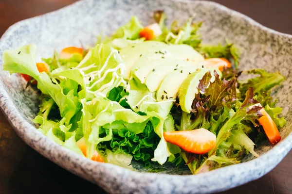 Aguacate y Fresa con ensalada de verduras —  Fotos de Stock