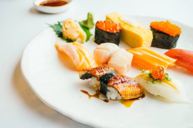 Ham ve taze nigiri suşi beyaz tabak içinde ayarla