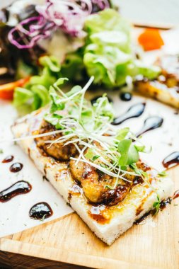 Kaz ciğeri üstünde tepe-in ekmek sos ile