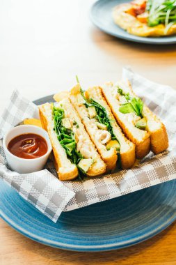 Patates kızartması ile avokado ve tavuk etli sandviç