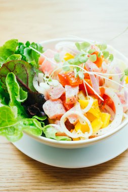 Sebze salata ile ham ve taze orkinos