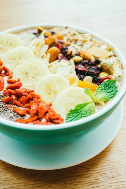 Müsli ve granola karışık meyve