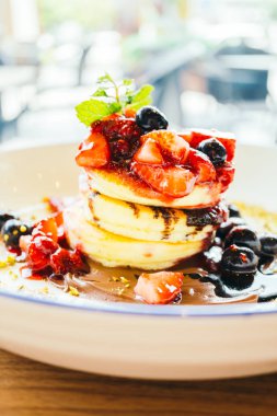 Karışık berry meyve beyaz plaka ile Pancakes