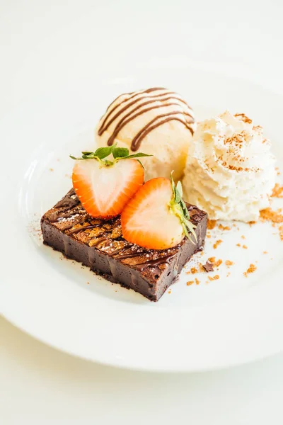 Gelato alla vaniglia con torta brownie al cioccolato con fragola sopra — Foto Stock