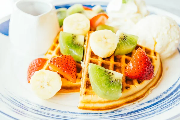 Frutta mista su pancake e gelato — Foto Stock