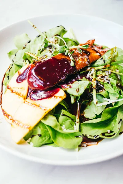 Sebze salatası ile kaz ciğeri