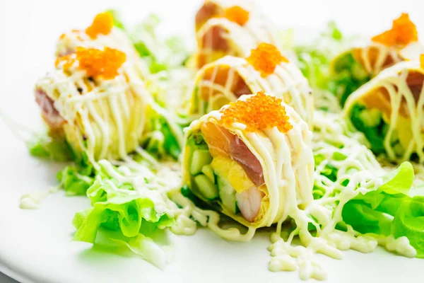 Rotolo di sushi con salmone al tonno e uovo dolce all'interno — Foto Stock