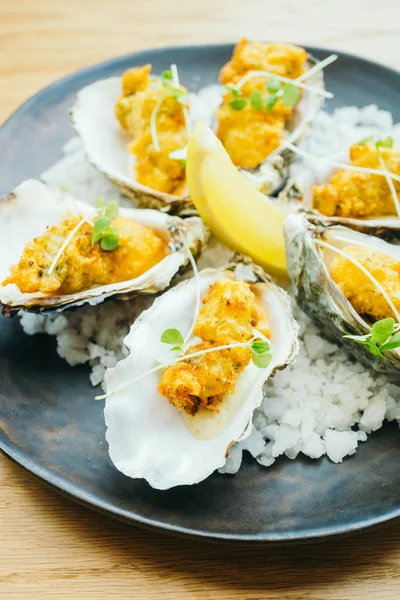 Coquille d'huître frite avec sauce — Photo