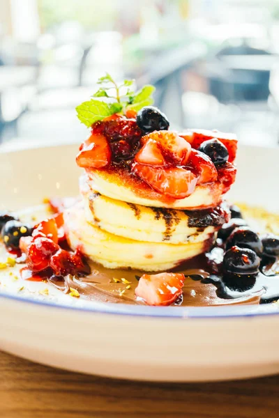 Panqueques con fruta de baya mezclada en plato blanco —  Fotos de Stock