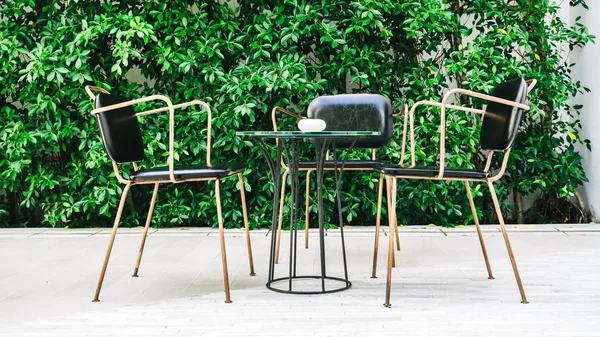 Meubles avec chaise et table vides — Photo