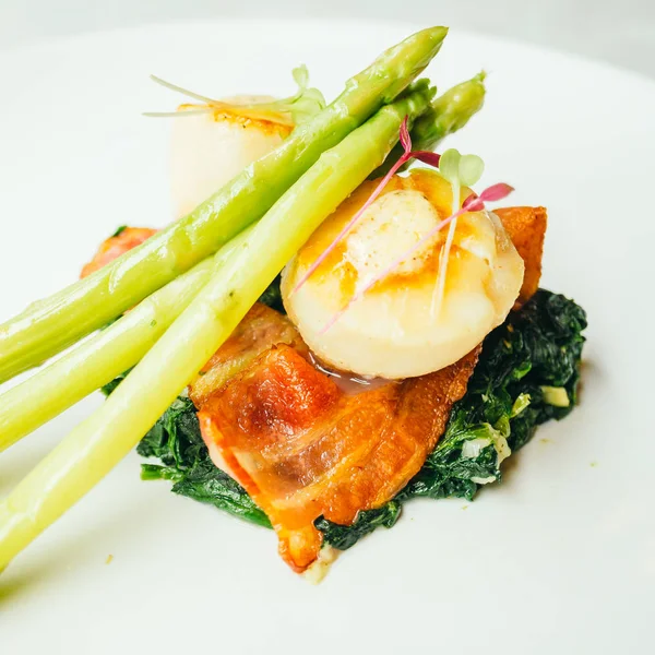 Pastırma ve kuşkonmaz ile tarak shell