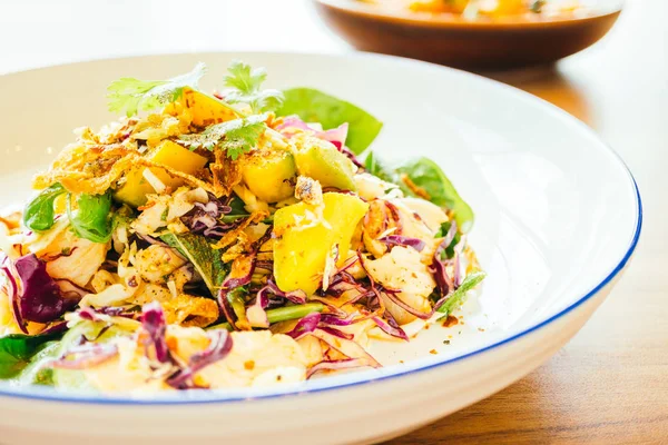 Grilled chicken with vegetable salad — Stock Photo, Image