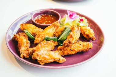 Kızarmış tavuk kanadı.