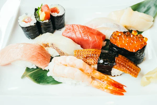 Surowe i świeże sushi — Zdjęcie stockowe