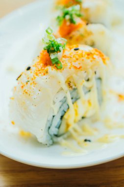 Suşi rulo beyaz tabak içinde 