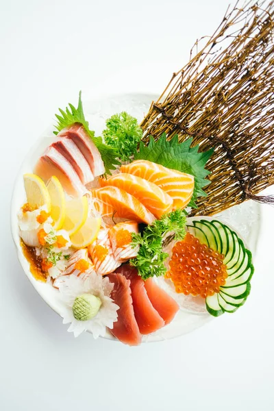 Sashimi mixto crudo y fresco con salmón, atún, hamaji y otros —  Fotos de Stock