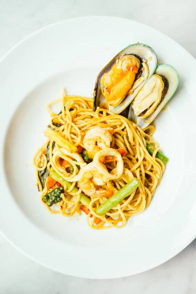 Spaghettis et pâtes fruits de mer épicés — Photo