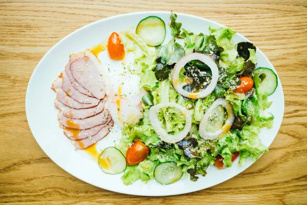 Carne de peito de pato com salada vegetal — Fotografia de Stock