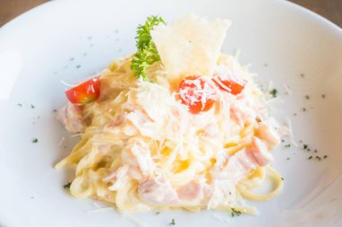 Spagetti carbonara beyaz plaka