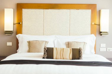 Yatakta rahat yastıklar 