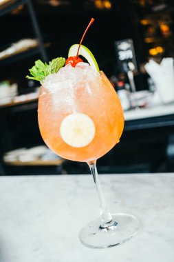 Buzlu kokteyller cam içme