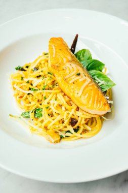 Spagetti ve somon fileto etli makarna