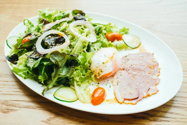 Viande de canard avec salade de légumes — Photo