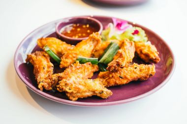 Kızarmış tavuk kanadı.