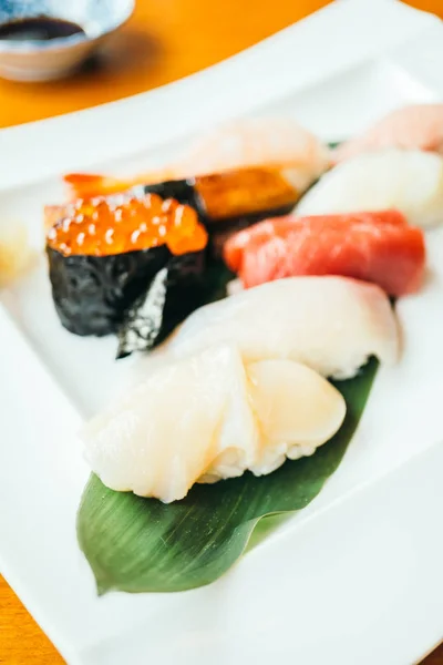 Sushi cru e fresco — Fotografia de Stock